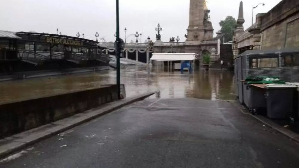 Illustration pour Les pieds dans l&rsquo;eau, la fête est finie au Faust et au Showcase