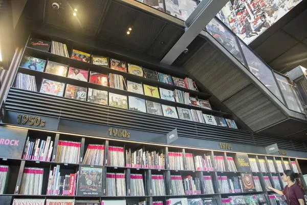 Illustration pour A voir&nbsp;: Une bibliothèque publique avec plus de 10 000 vinyles à Seoul