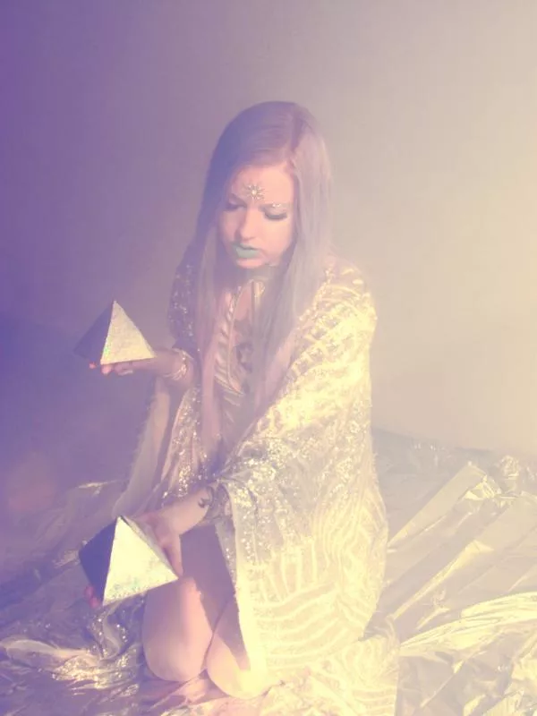 Illustration pour Exclu&nbsp;: « Let The Light In », extrait du nouvel EP de la mystérieuse Öona Dahl