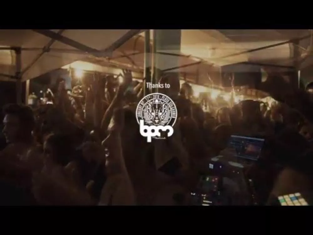 Illustration pour Richie Hawtin et Dubfire mixent dans un stand de tacos