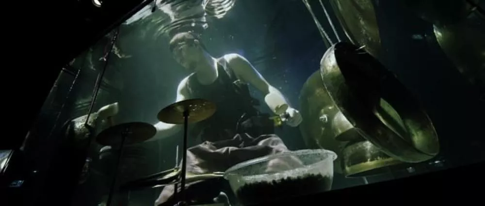 Illustration pour Vidéo&nbsp;: des musiciens jouent sous l&rsquo;eau et c&rsquo;est hypnotisant