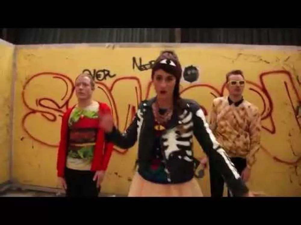 Illustration pour Clip&nbsp;: We Are Enfant Terrible &#8211; « Who&rsquo;s Dressed ? »