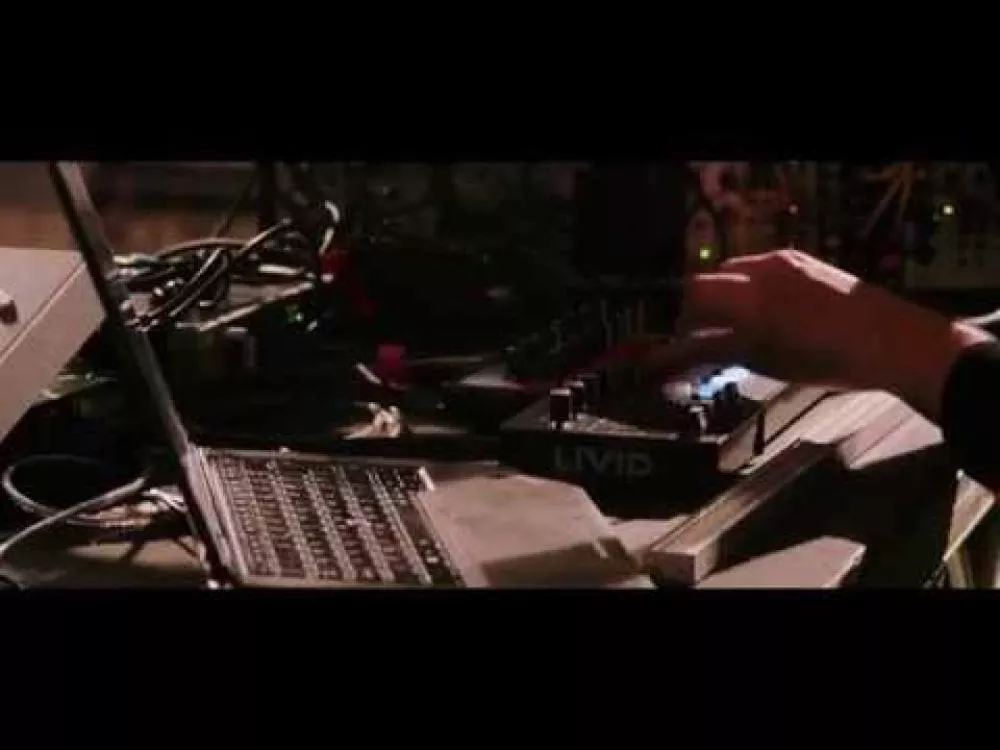 Illustration pour La vidéo du jour&nbsp;: James Holden en live modulaire avec un batteur