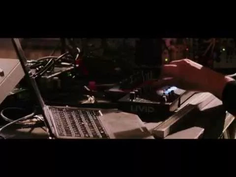 Illustration pour La vidéo du jour&nbsp;: James Holden en live modulaire avec un batteur