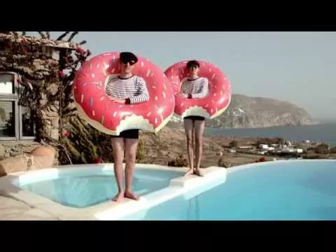 Illustration pour We Are Enfant Terrible &#8211; « La Femme Aux Faux Cils »