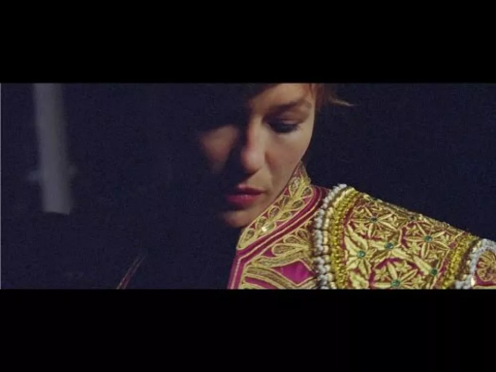 Illustration pour Mina Tindle en toréador dans son nouveau clip