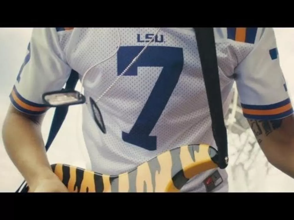 Illustration pour Clip&nbsp;: Sleigh Bells – « Bitter Rivals »