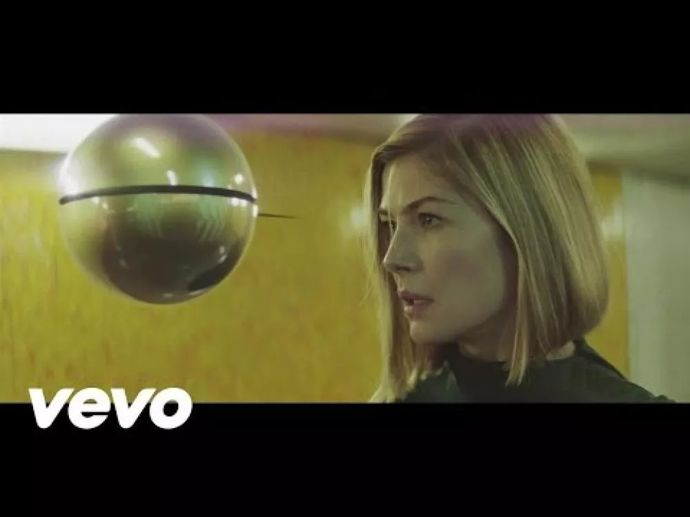 Illustration pour Clip&nbsp;: Massive Attack &#8211; Voodoo In My Blood