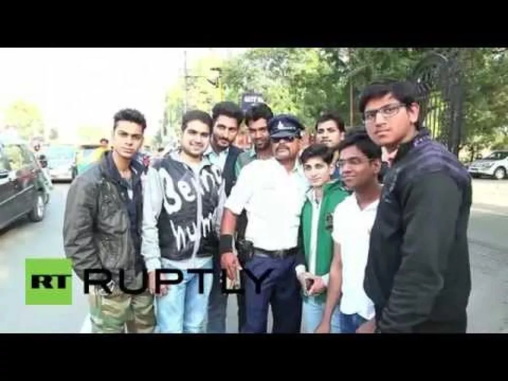 Illustration pour Vidéo&nbsp;: en Inde, quand on fait la circulation, c&rsquo;est façon Michael Jackson