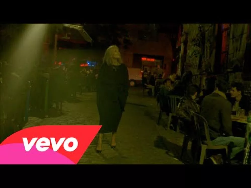 Illustration pour Promenade dans Paris avec le nouveau clip de Paradis