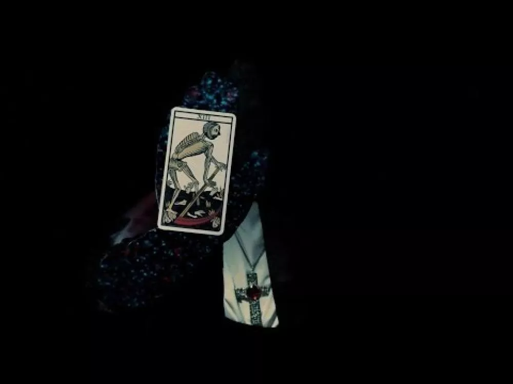 Illustration pour Clip: La Mverte vous invite à un tarot angoissant