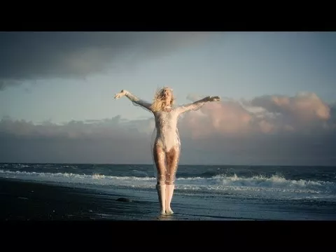 Illustration pour Clip&nbsp;: iamamiwhoami &#8211; « Fountain »