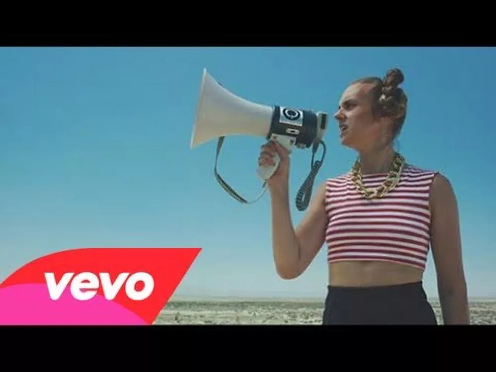 Illustration pour Clip&nbsp;:  MØ &#8211; « XXX 88 »