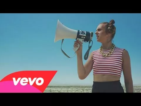 Illustration pour Clip&nbsp;:  MØ &#8211; « XXX 88 »