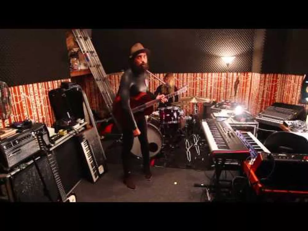 Illustration pour Clip&nbsp;: Black Yaya &#8211; « Under Your Skin »