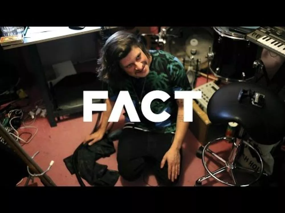 Illustration pour Vidéo&nbsp;: San Proper vous fait visiter son studio