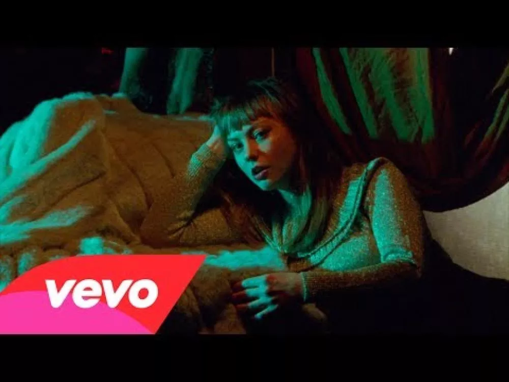 Illustration pour Clip&nbsp;: Angel Olsen &#8211; « Hi-Five »