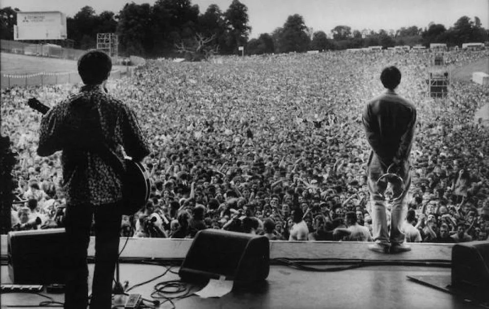 Illustration pour Archive du jour&nbsp;: Il y a vingt ans, Oasis donnait un concert devant 250 000 personnes
