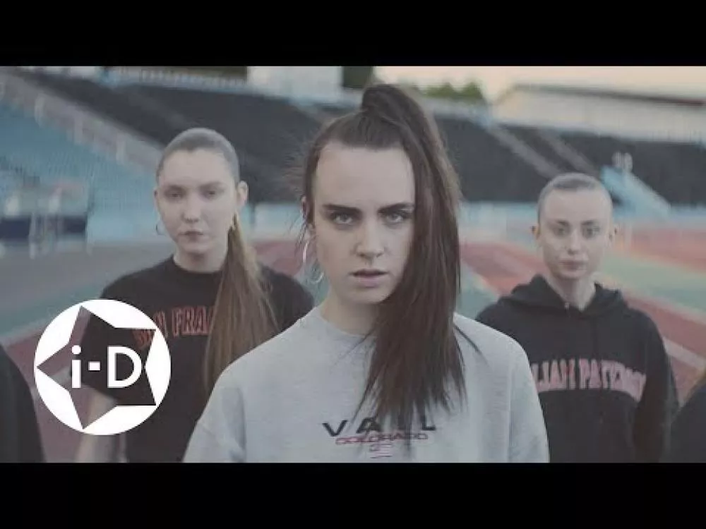 Illustration pour Clip&nbsp;: MØ &#8211; « Walk This Way »