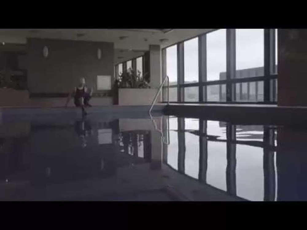 Illustration pour Jacques Greene se baigne tout habillé dans son nouveau clip