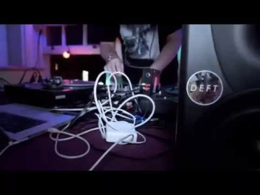 Illustration pour Clip&nbsp;: Deft &#8211; « Emeralds »