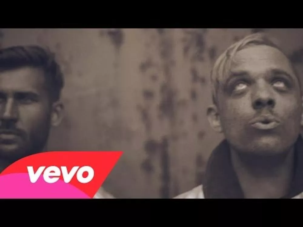 Illustration pour Everything Everything prend un grand coup de soleil dans le clip de « Spring/Sun/Winter/Dread »