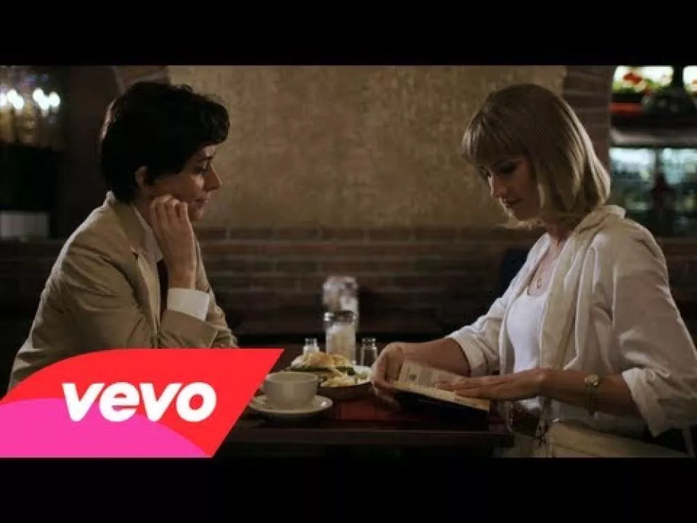 Illustration pour Clip&nbsp;: Au Revoir Simone &#8211; « Crazy »