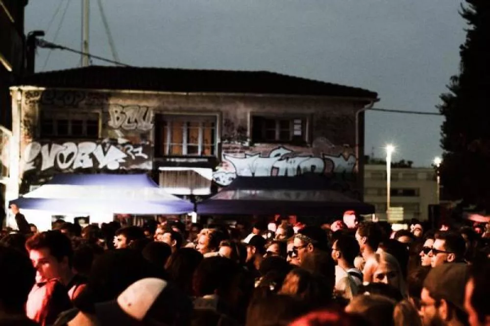 Illustration pour En direct du festival Roscella Bay