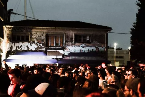 Illustration pour En direct du festival Roscella Bay