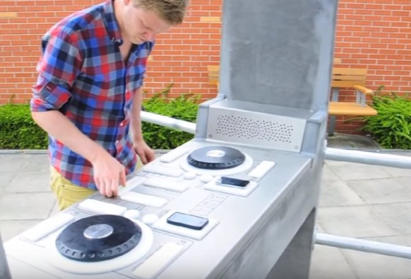 Illustration pour Des platines vinyles en libre service installées au Havre