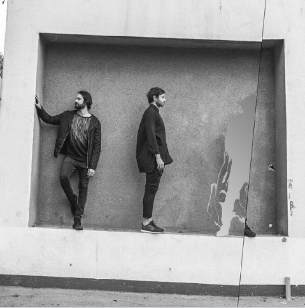 Illustration pour Est-ce que l&rsquo;on a vraiment besoin de révéler les noms des artistes dans un album ?