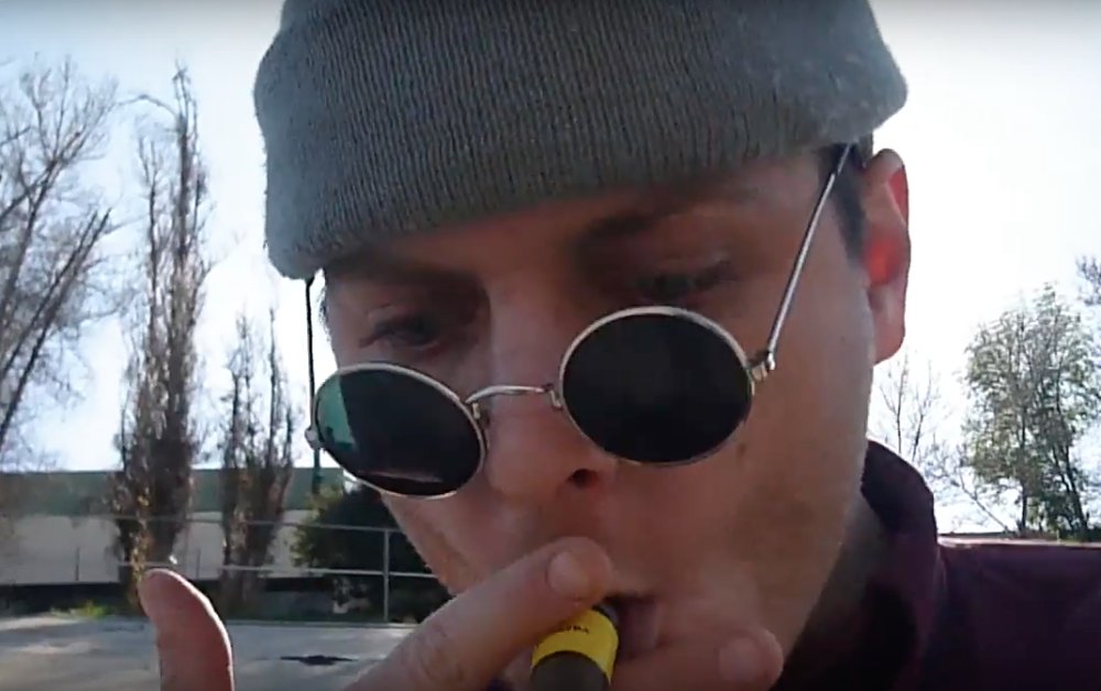 Illustration pour Mac DeMarco en guest d&rsquo;un sketch comique absurde