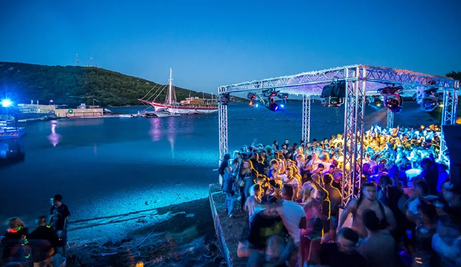 Illustration pour Todd Terry, Derrick Carter et Dennis Ferrer au bord de l&rsquo;eau pour Defected Croatia