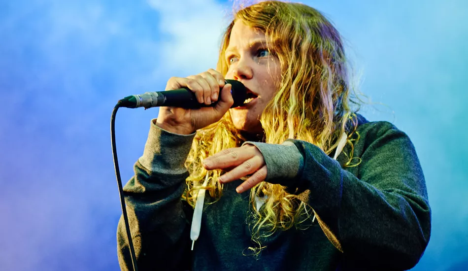Illustration pour Kate Tempest a donné un clip tristement réaliste à son titre « Europe Is Lost »