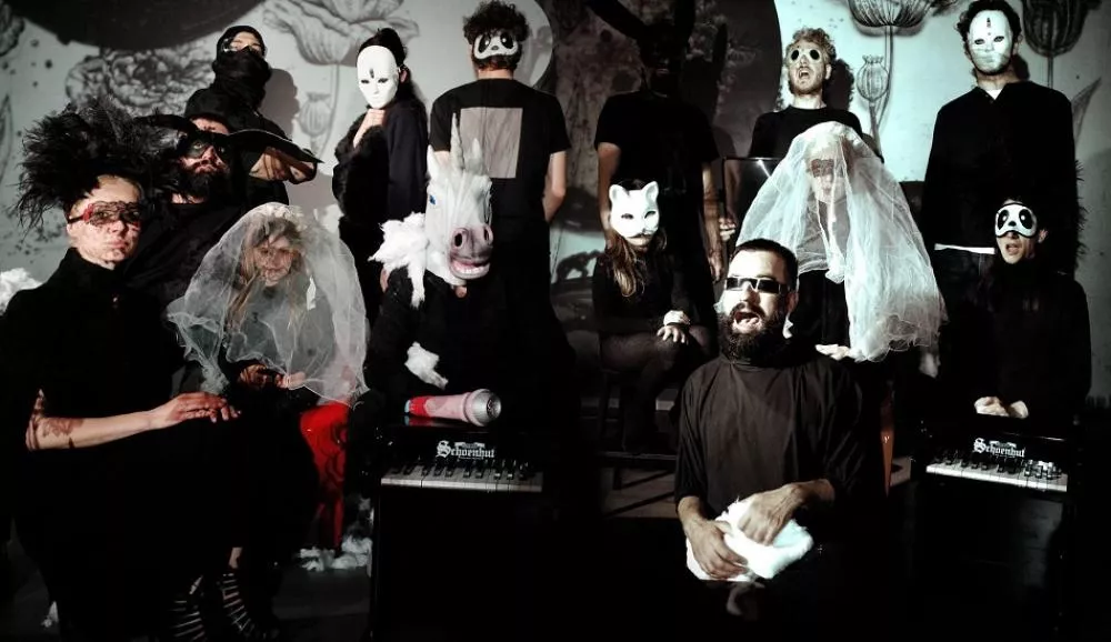 Illustration pour Karpov Not Kasparov, duo synthé/batterie roumain, se met à la pop avec « Kaissa »