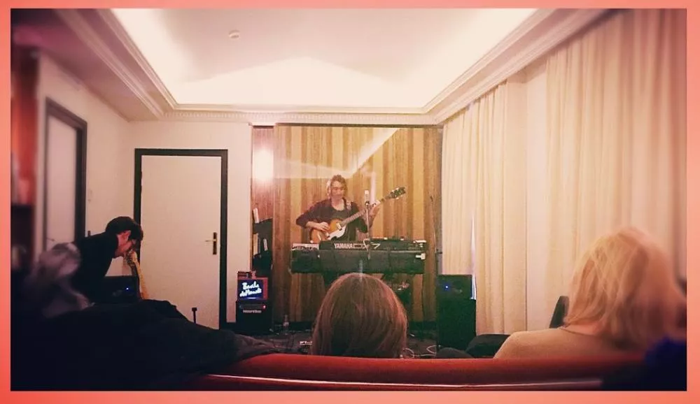 Illustration pour On a passé notre samedi soir dans un hôtel avec Basile Di Manski