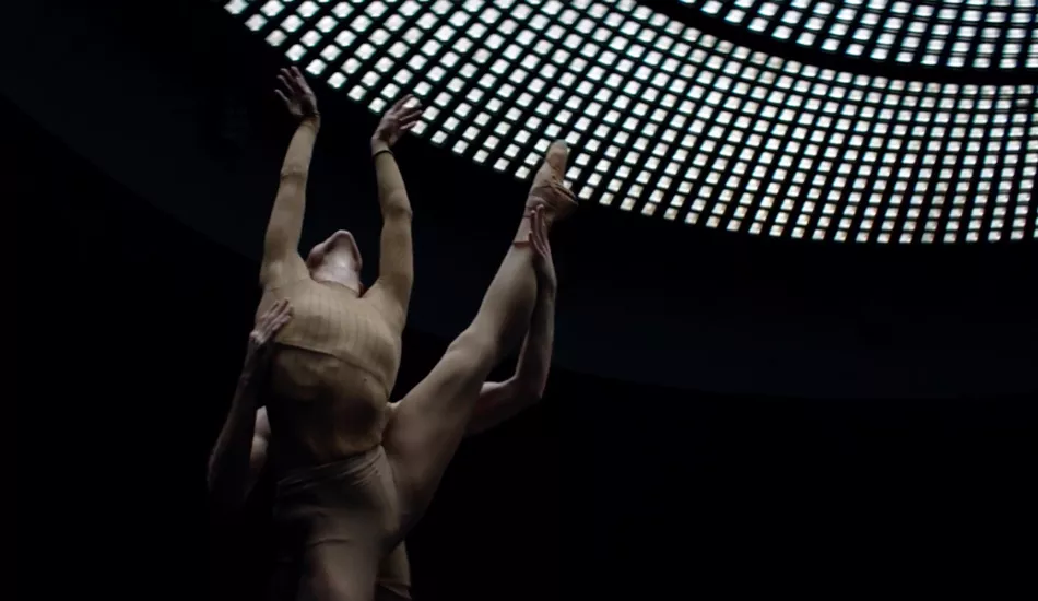 Illustration pour Woodkid offre un clip époustouflant à « I Will Fall For You »