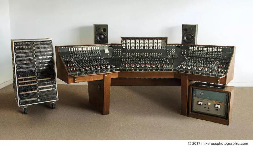 Illustration pour La console ayant enregistré Dark Side Of The Moon de Pink Floyd a été vendue aux enchères