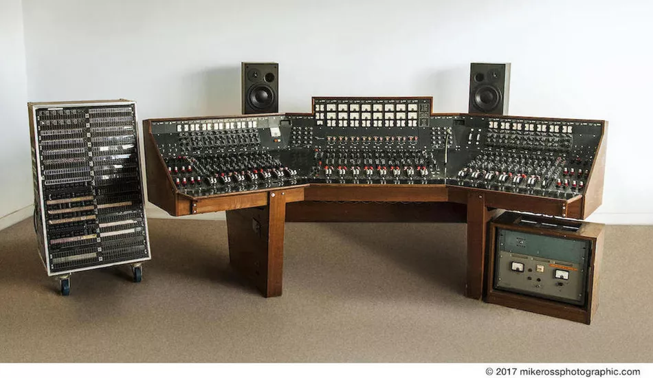 Illustration pour La console ayant enregistré Dark Side Of The Moon de Pink Floyd a été vendue aux enchères