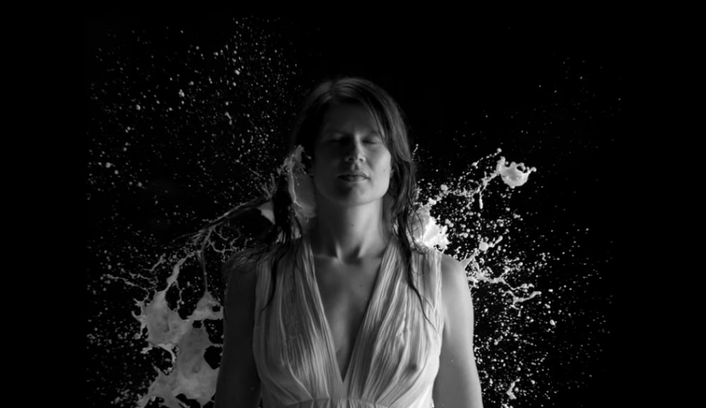 Illustration pour La chanteuse Camille offre un clip à son nouveau titre « Fontaine de lait »