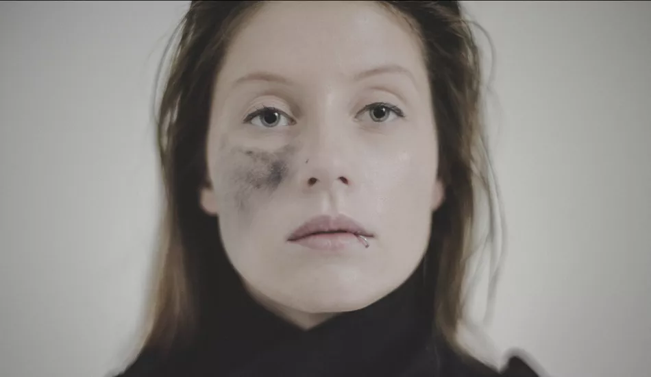 Illustration pour Et si on commençait la semaine par un nouvel EP de Charlotte de Witte ?