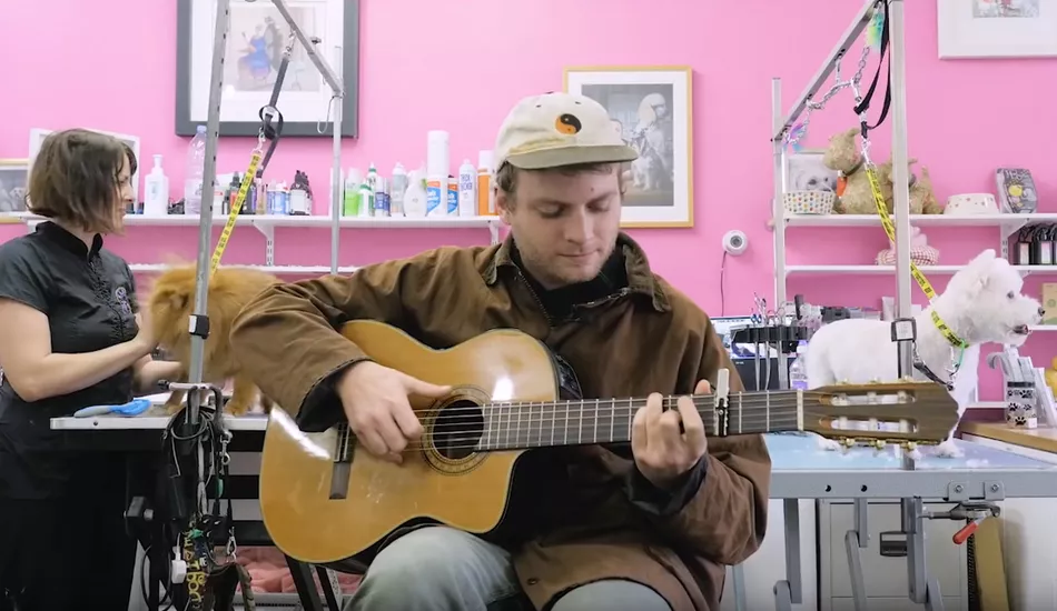 Illustration pour Mac DeMarco chante « This Old Dog » chez un toiletteur dans son nouveau clip