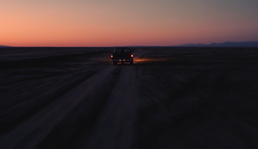 Illustration pour À la frontière américano-mexicaine avec « Why Are There Boundaries », le nouveau clip de FKJ