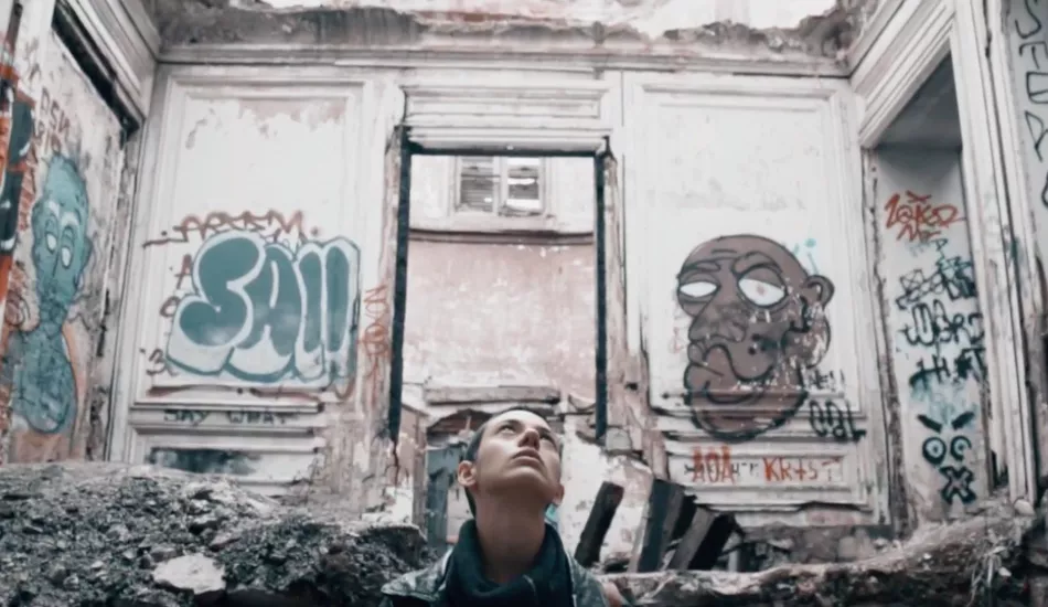 Illustration pour Exclu&nbsp;: Exploration urbaine dans une ville abandonnée dans le premier clip de Wayne