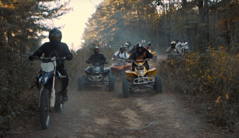 Illustration pour Belles voitures et moto-cross dans le dernier clip de Cuz Lightyear et Killer Mike