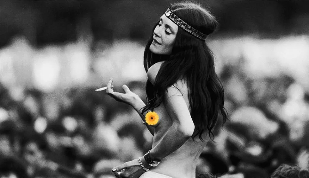 Illustration pour Un concert réservé aux naturistes pour fêter les 50 ans du mouvement hippie !