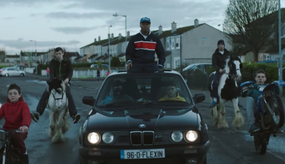 Illustration pour Rejjie Snow se balade en voiture dans Dublin pour son clip « Flexin »