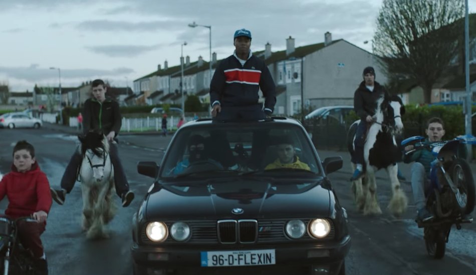 Illustration pour Rejjie Snow se balade en voiture dans Dublin pour son clip « Flexin »