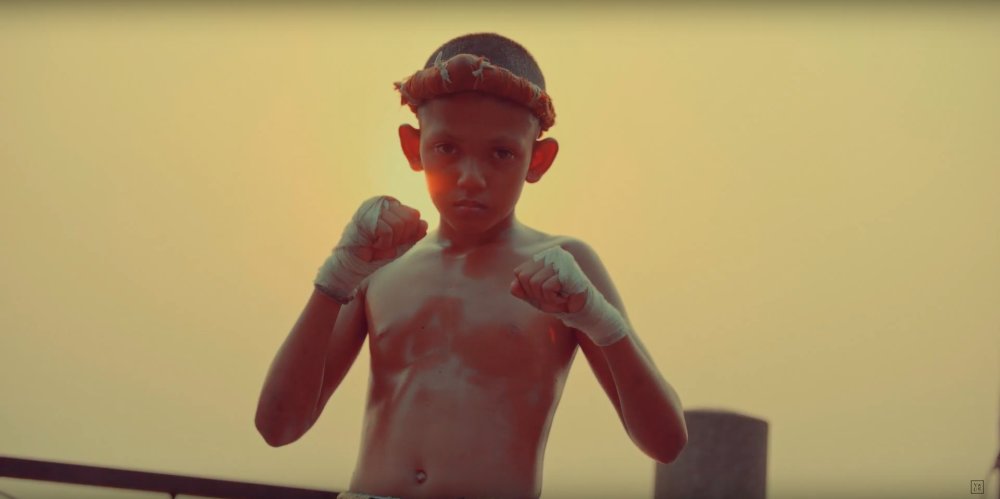 Illustration pour Douchka met en images le quotidien d&rsquo;un jeune boxeur thaïlandais dans le clip de « Sunday Morning »