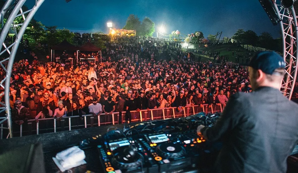 Illustration pour Techno, boue et paillettes&nbsp;: en direct de Marvellous Island